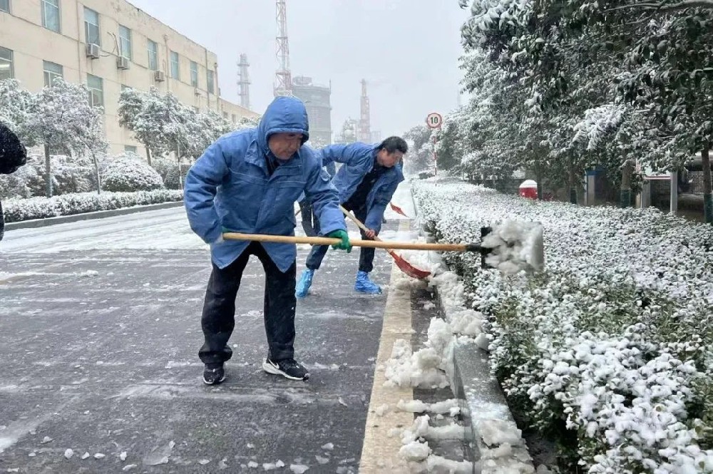 華魯 | ?以雪為令！聞雪而動(dòng)！公司各單位積極組織清掃積雪